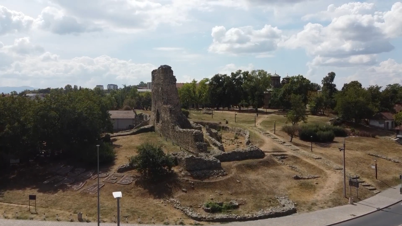 Arheološki park Lazarev grad u Kruševcu sa ostacima srednjovekovne tvrđave i uređenim stazama