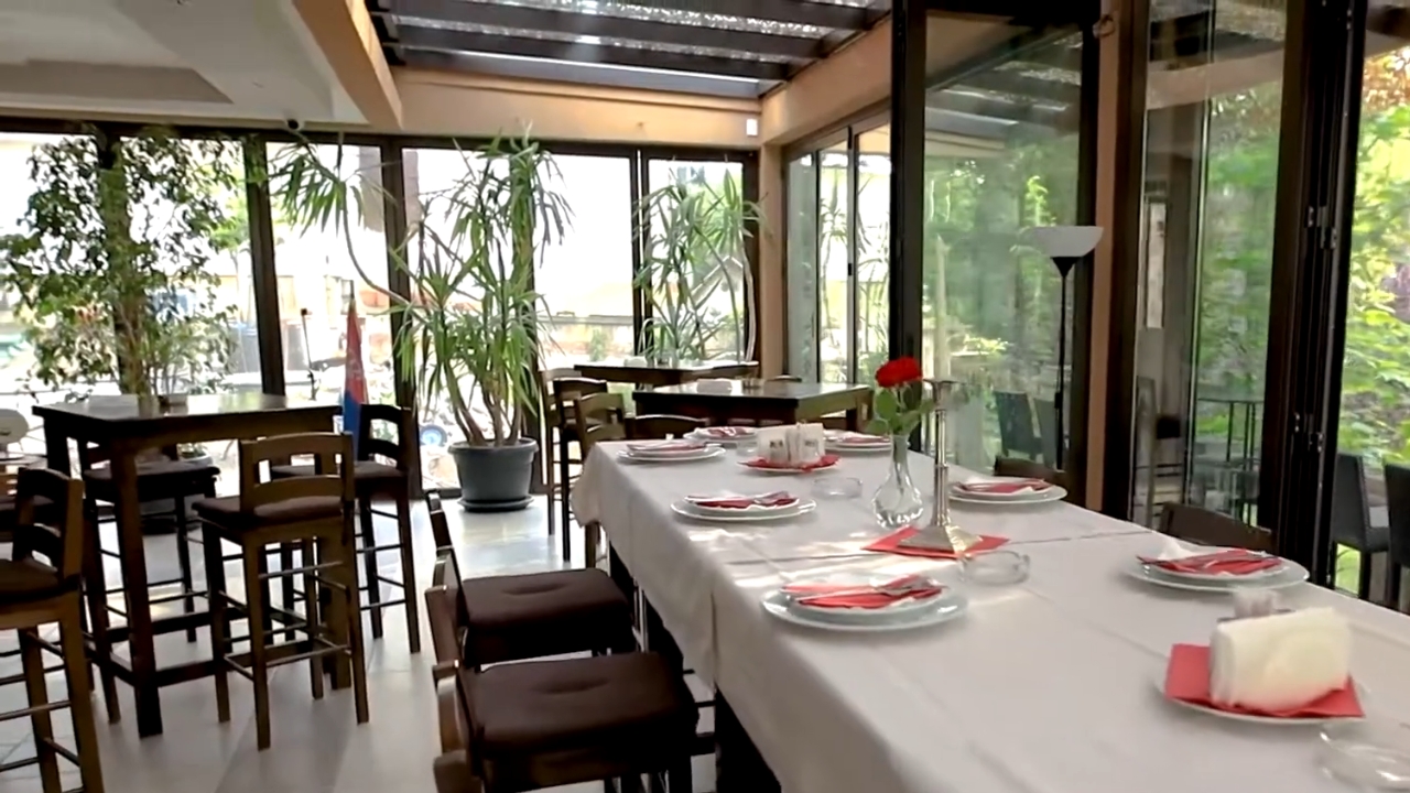 Restoran Savka u Vrnjačkoj Banji sa postavljenim stolovima i pogledom ka zelenilu