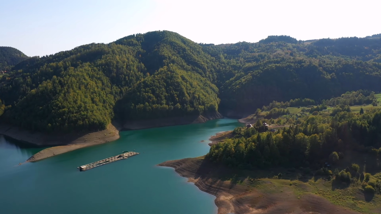 Pogled na jezero među šumovitim planinama kao lepa ideja za miran izlet po Srbiji