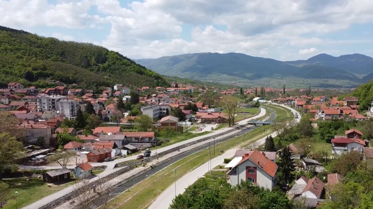 Pogled iz vazduha na banjsko mesto okruženo zelenilom i planinama