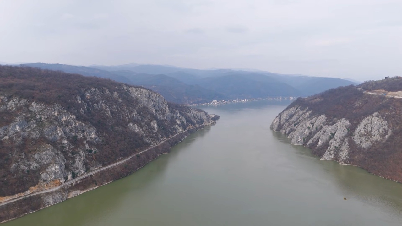 Pogled na Dunav kroz Nacionalni park Đerdap sa stenovitim obalama i mirnim pejzažom