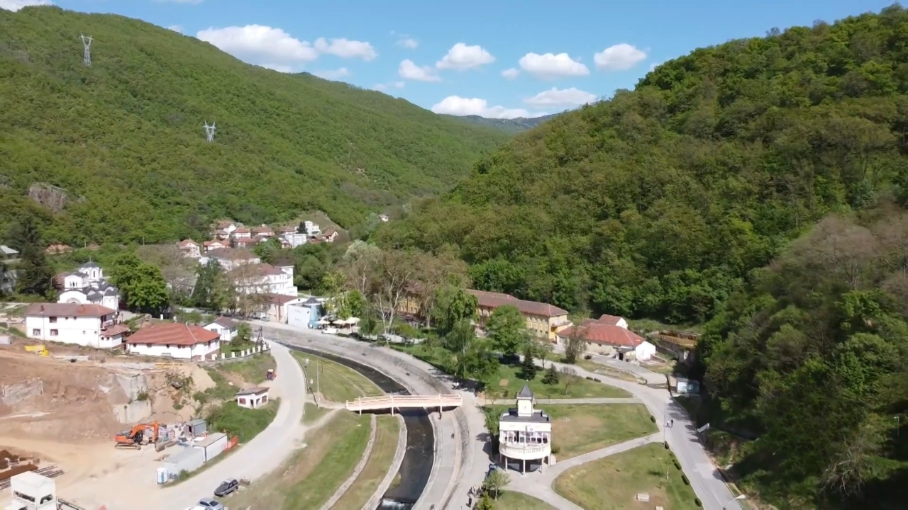 Pogled iz vazduha na Vranjsku Banju okruženu zelenim brdima