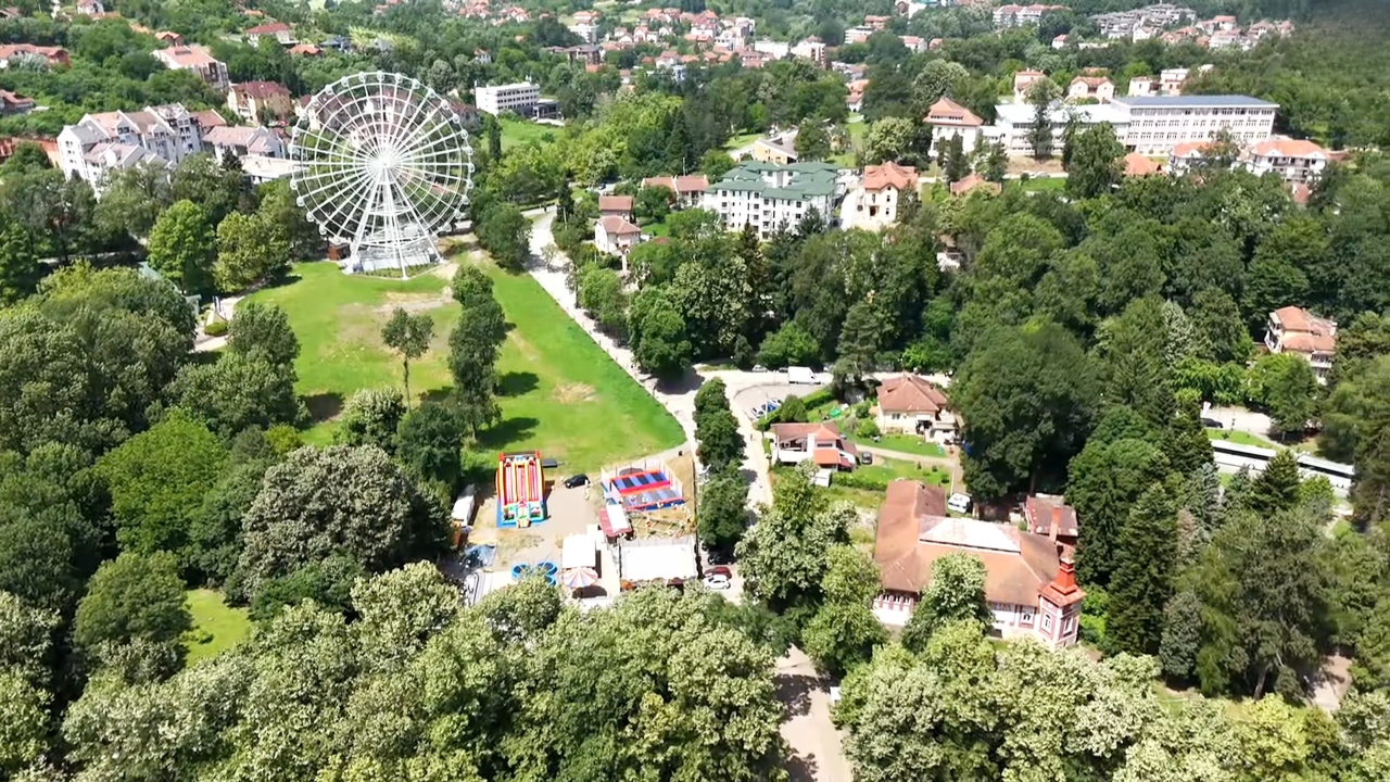 Pogled iz vazduha na park i centar Vrnjačke Banje