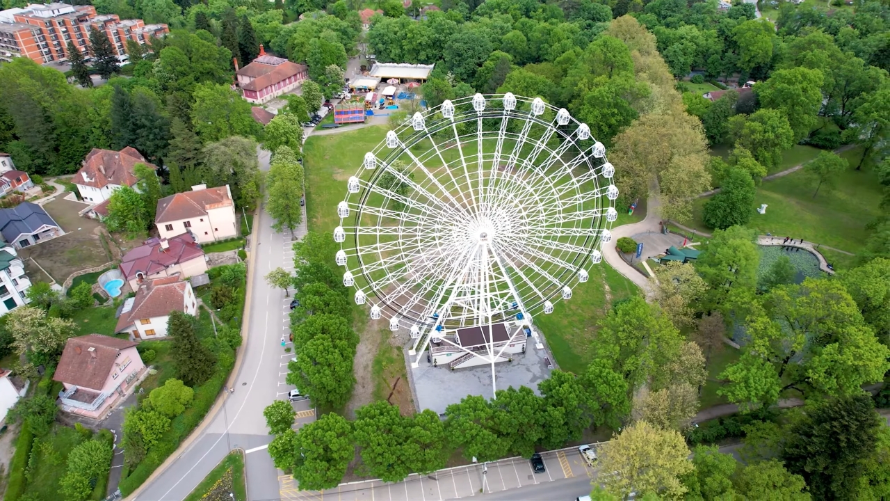 Panoramski pogled na panoramski točak i zelene parkove u Vrnjačkoj Banji