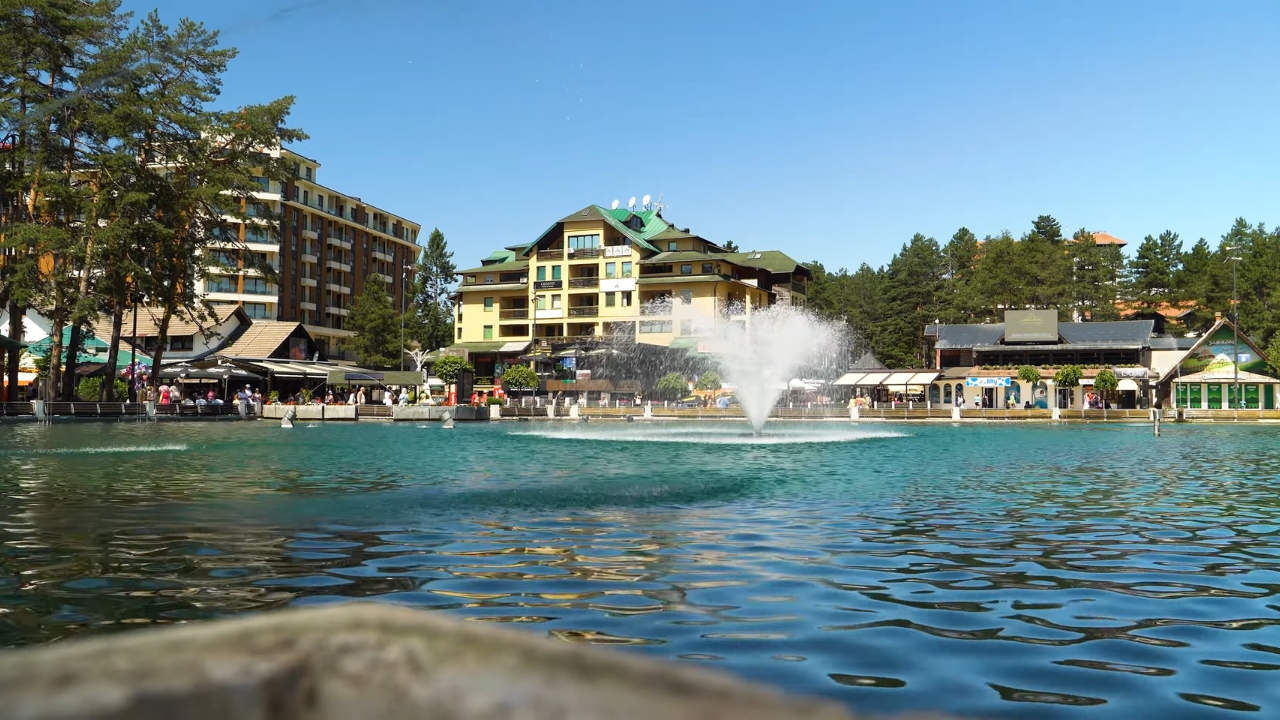 Zlatiborsko jezero sa šetalištem i fontanom kao prijatno mesto za porodični izlet